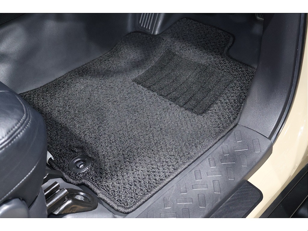 運転席フロアマットも付きます！