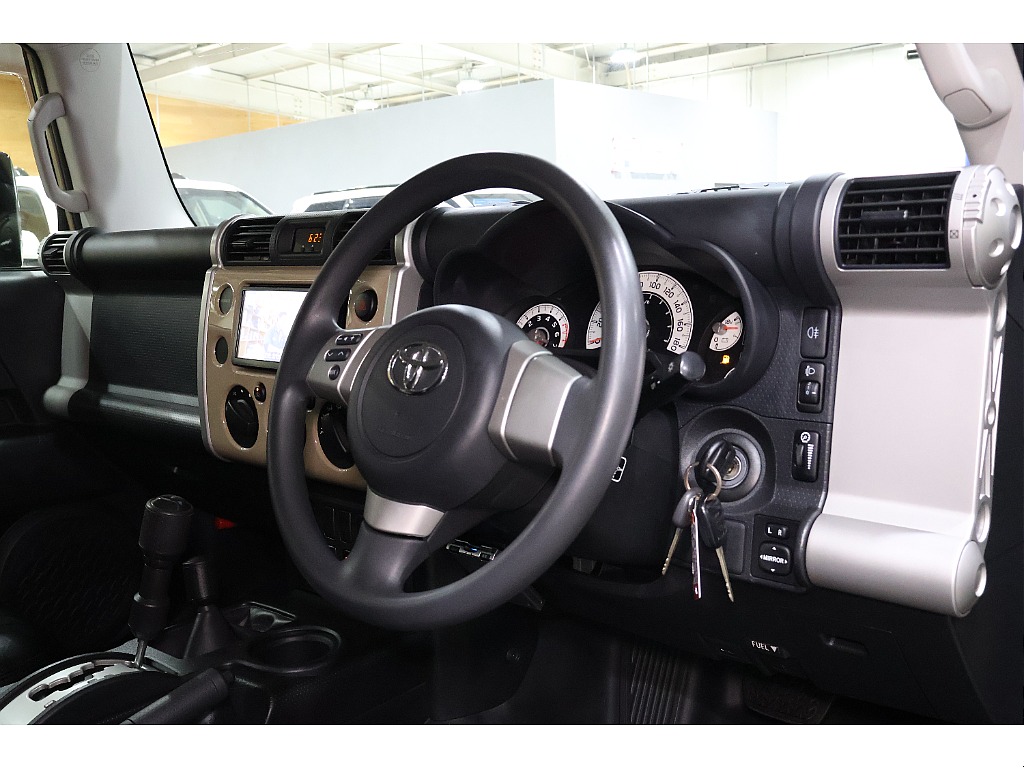 運転席周りはシンプルで操作しやすい形になっております！