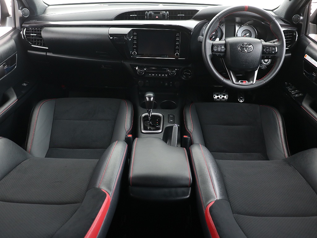 黒を基調にした内装にGRスポーツ専用装備！