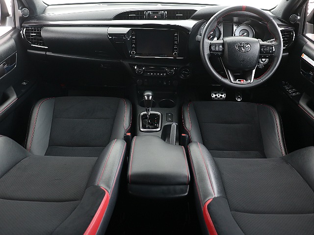 黒を基調にした内装にGRスポーツ専用装備！