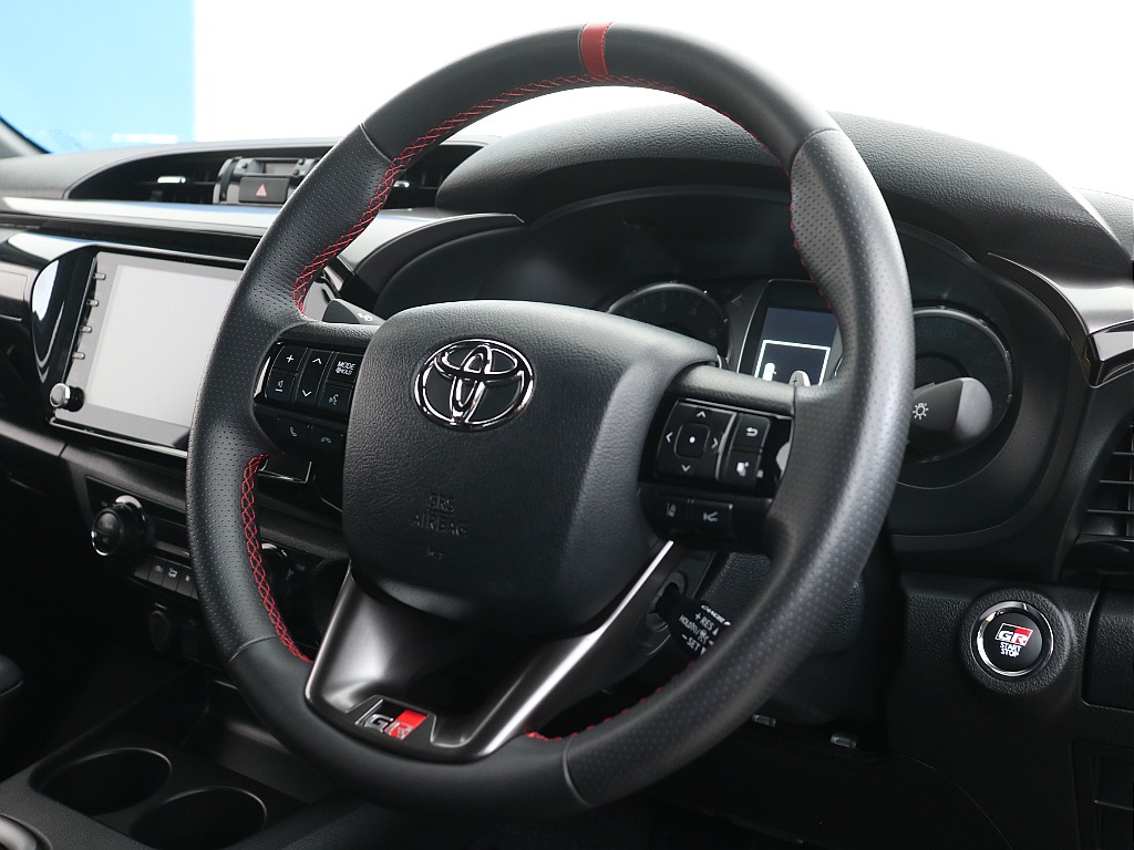 GRスポーツ専用本革巻きステアリング！