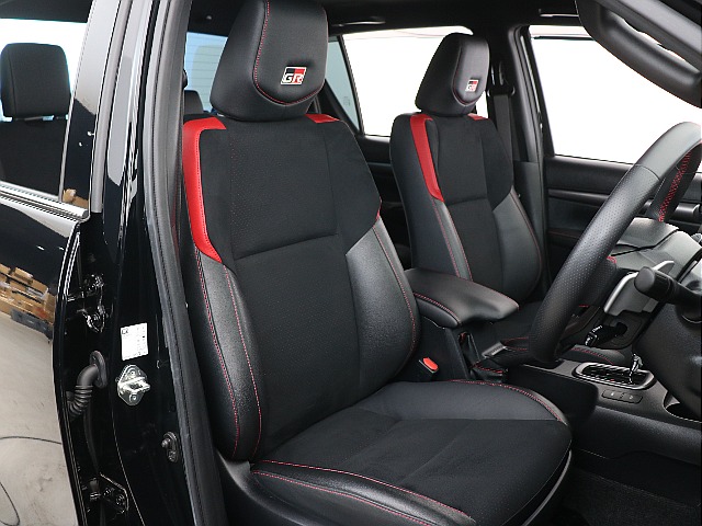GRスポーツ専用フロントスポーツシート！ 運転席は電動シート装備