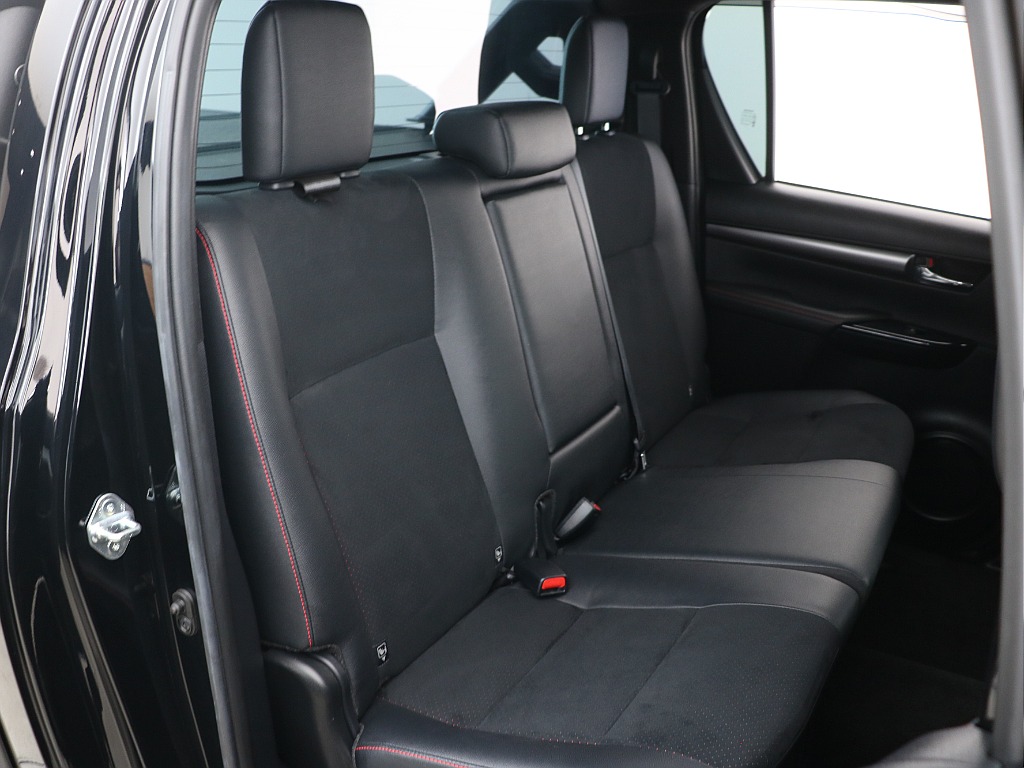 リヤシートにはセンターアームレスト装備！ 座面シートは6：4分割のチャプアップ機能付き