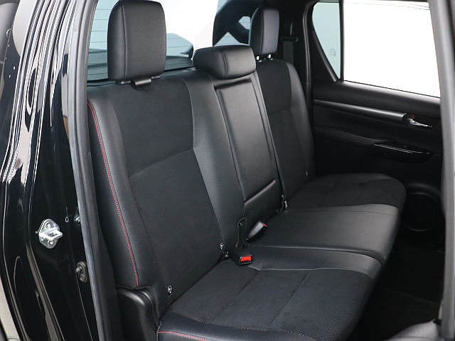 リヤシートにはセンターアームレスト装備！ 座面シートは6：4分割のチャプアップ機能付き