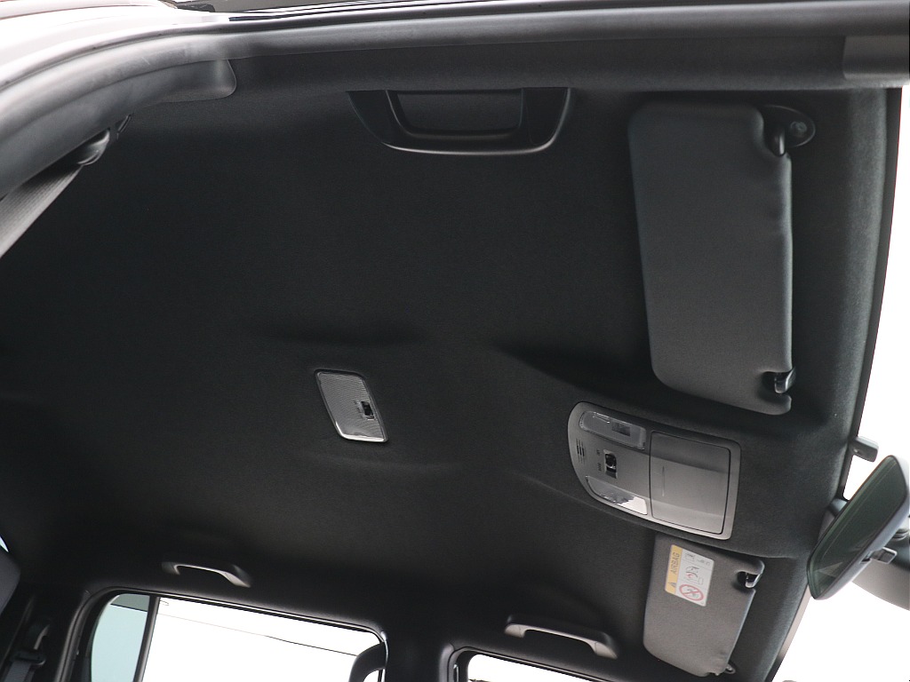 GRスポーツ専用ブラックルーフライニング、サンバイザー！