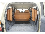３列目シートは跳ね上げ式となりますので荷室も確保出来ます♪