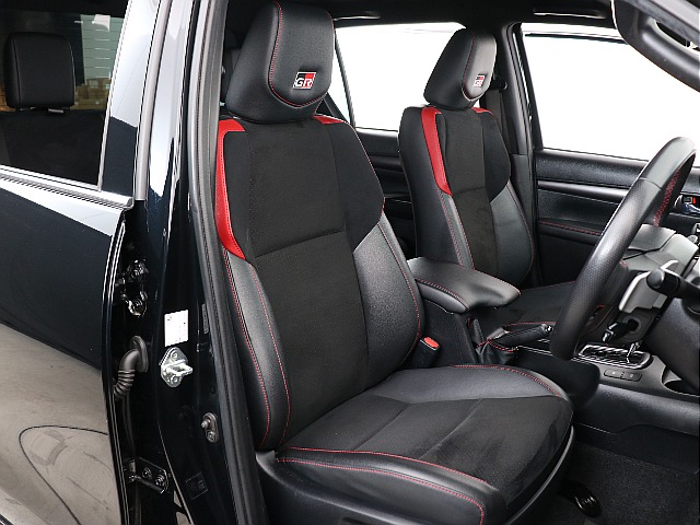 専用ハーフレザーシート！運転席はパワーシート！