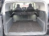 セカンドシートを倒すことで広大な荷室空間に！