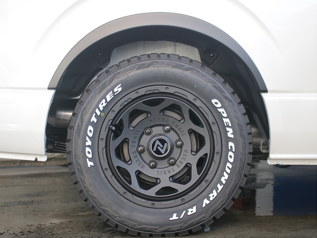 オリジナルNEXUS TRAILアルミホイールにオープンカントリータイヤをインストール！アウトドア仕様の足廻りカスタムになっております♪
