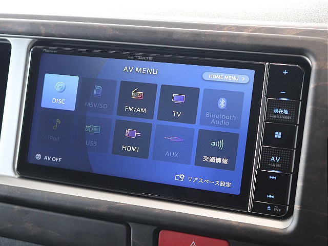 BluetoothやCD、DVD、TVなど使用可能で運転中も快適に過ごせます！！