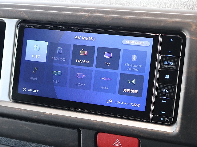 BluetoothやCD、DVD、TVなど使用可能で運転中も快適に過ごせます！！