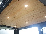 天井にはヒノキの天然木を使用しております！室内が暖かみのある雰囲気になっております！ダウンライトも装備されております♪
