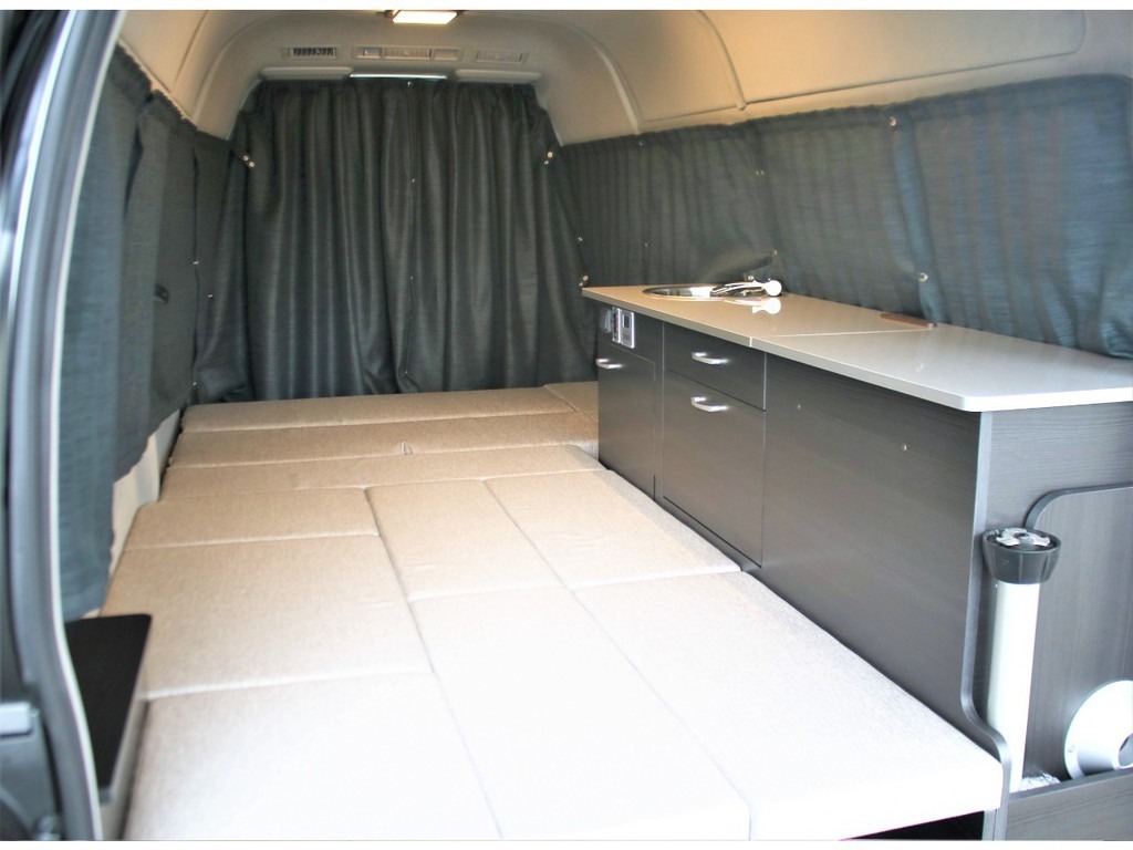 間仕切りカーテンやリア五面のカーテンを装備しております！車中泊の際にプライベート空間確保して頂けます！