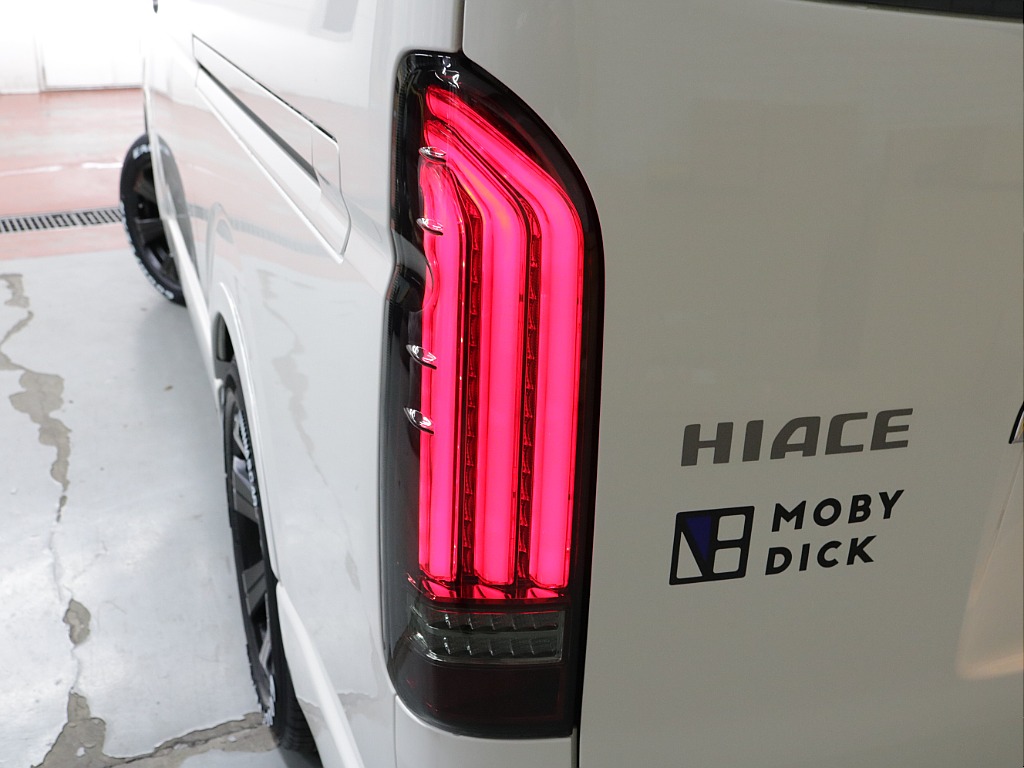 新車ハイエースＶ８ナンバー８人乗りＦＬＥＸオリジナルＭＯＢＹ　ＤＩＣＫ　ＮＨ＃０２入庫！！オプションのＦＦヒーター外部充電システム装備！！雪道も安心なディーゼル４ＷＤ！！オリジナルパーツ多数装備！！