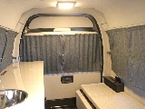 リア五面・間仕切りカーテンを装備しておりますので、夜間でもプライベート空間を確保して車中泊を楽しんで頂けます！
