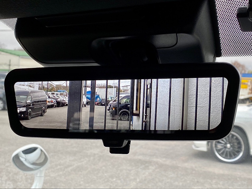 メーカーオプション　デジタルインナーミラー！車両後方の映像を常にミラーに映し出します♪