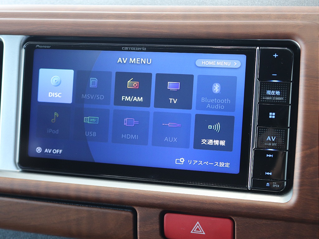 BluetoothやCD、DVD、TVなど使用可能で運転中も快適に過ごせます！！