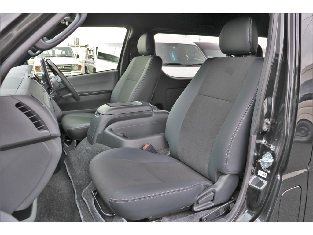 フロントシートは特別仕様車専用ハーフレザーシート！ダークグレーカラーで室内との統一感もばっちりです。