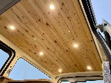 天井は無垢材ウッド張り♪室内照明も増設されております！