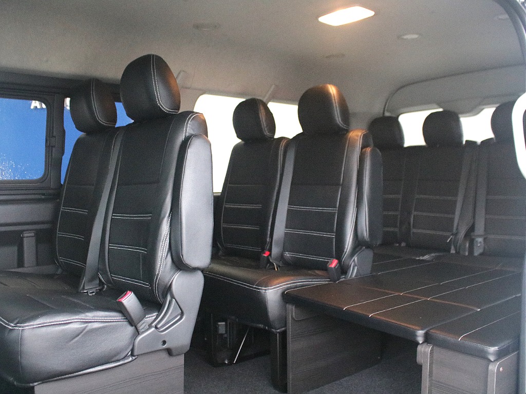 ハイエースワゴンの10人乗りベースシートの内装となっております！