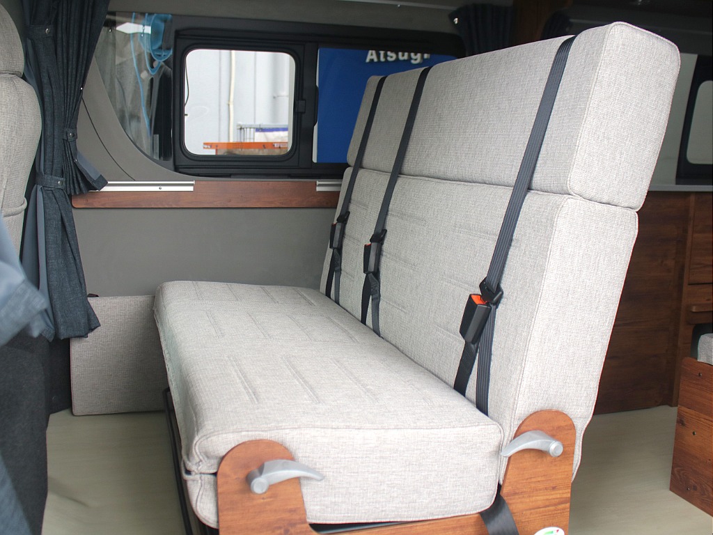 後部座席は3人乗車可能なファスプシートを装備しております！長距離の移動でも快適に過ごして頂けます♪