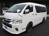 新車ハイエースワゴンＧＬファミリーに大好評Ｖｅｒ１シートアレンジ車両入庫！大画面アルパイン１１インチナビ１２．８フリップダウンモニタービルトインＥＴＣ２．０ＨＤＭＩソケット装備！オリジナルパーツ多数！