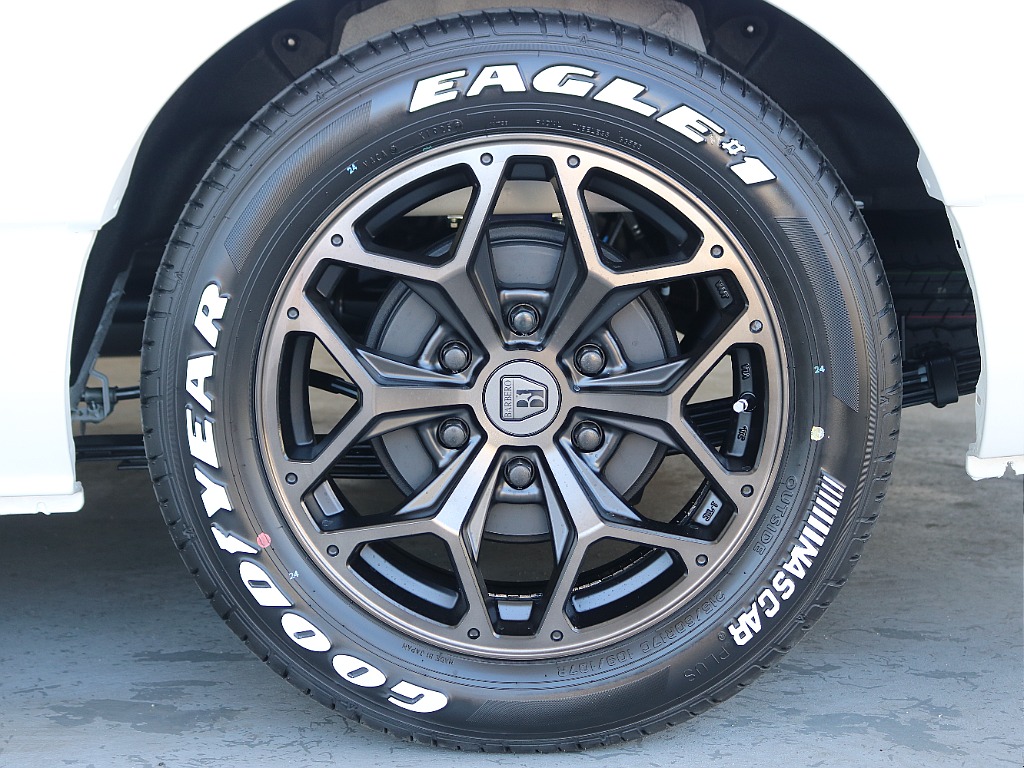 新作バルベロ・スタイリングヘックス17インチにナスカータイヤの組み合わせになっております☆☆