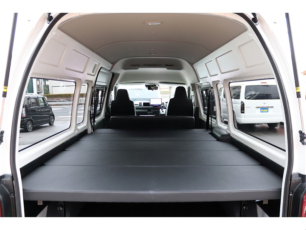 国内最大級の車内空間！車内泊もOK！！