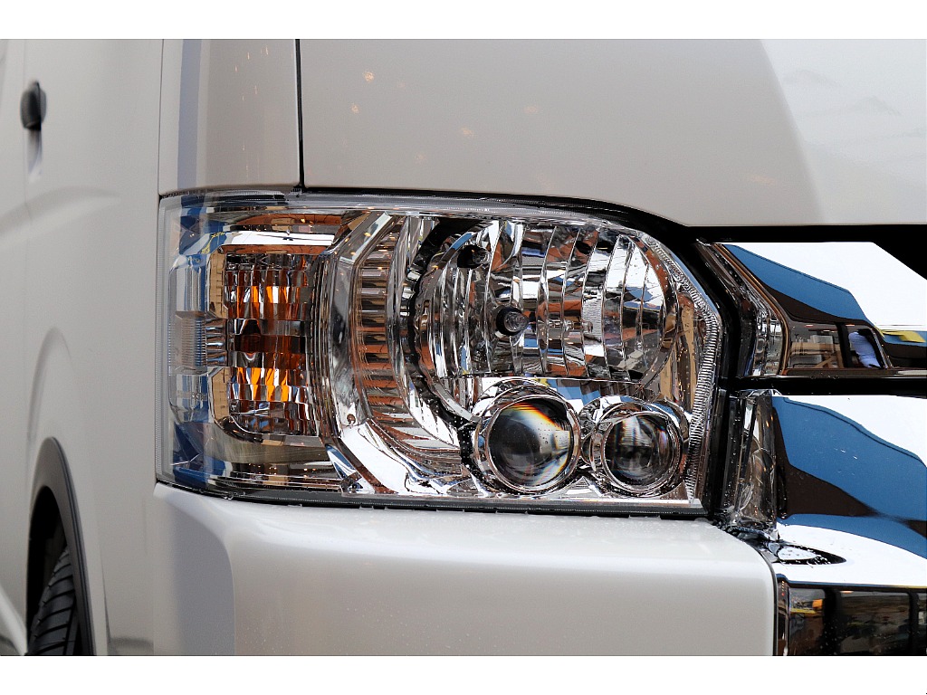 メーカーオプションのLEDヘッドライト搭載！