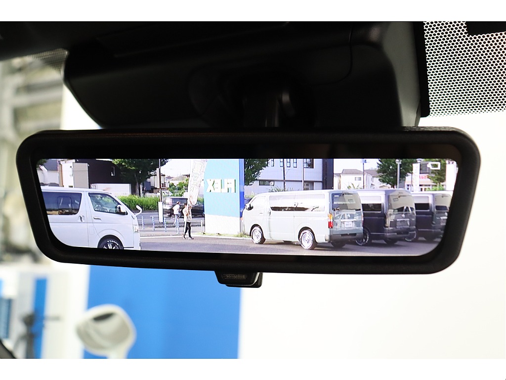 後続車両の確認も安心なデジタルインナーミラー完備！
