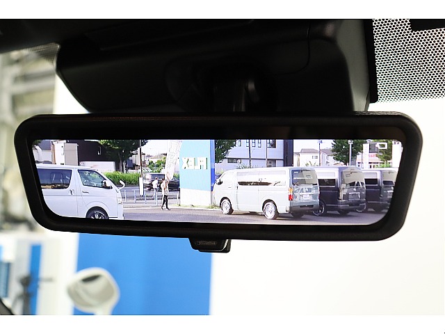 後続車両の確認も安心なデジタルインナーミラー完備！