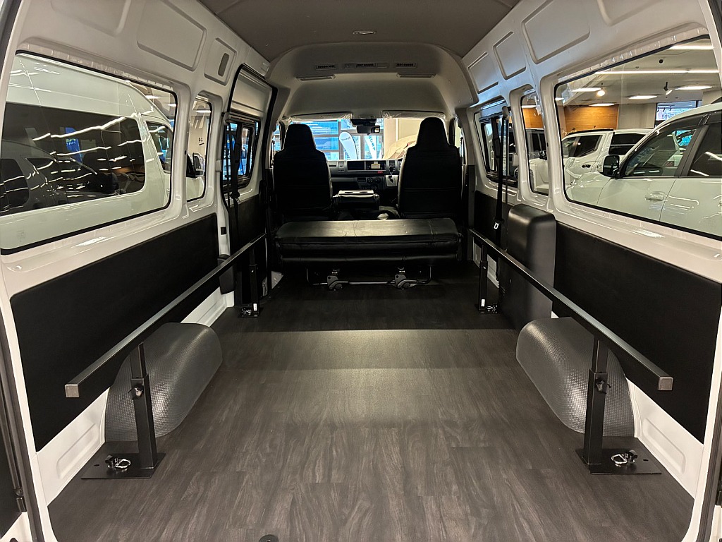 トヨタ ハイエースバン(4枚目)