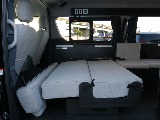 フルフラットベット展開可能な３人掛けFASPシート！！　内装の家具色は外装と相性ばっちりの黒木目になっております♪