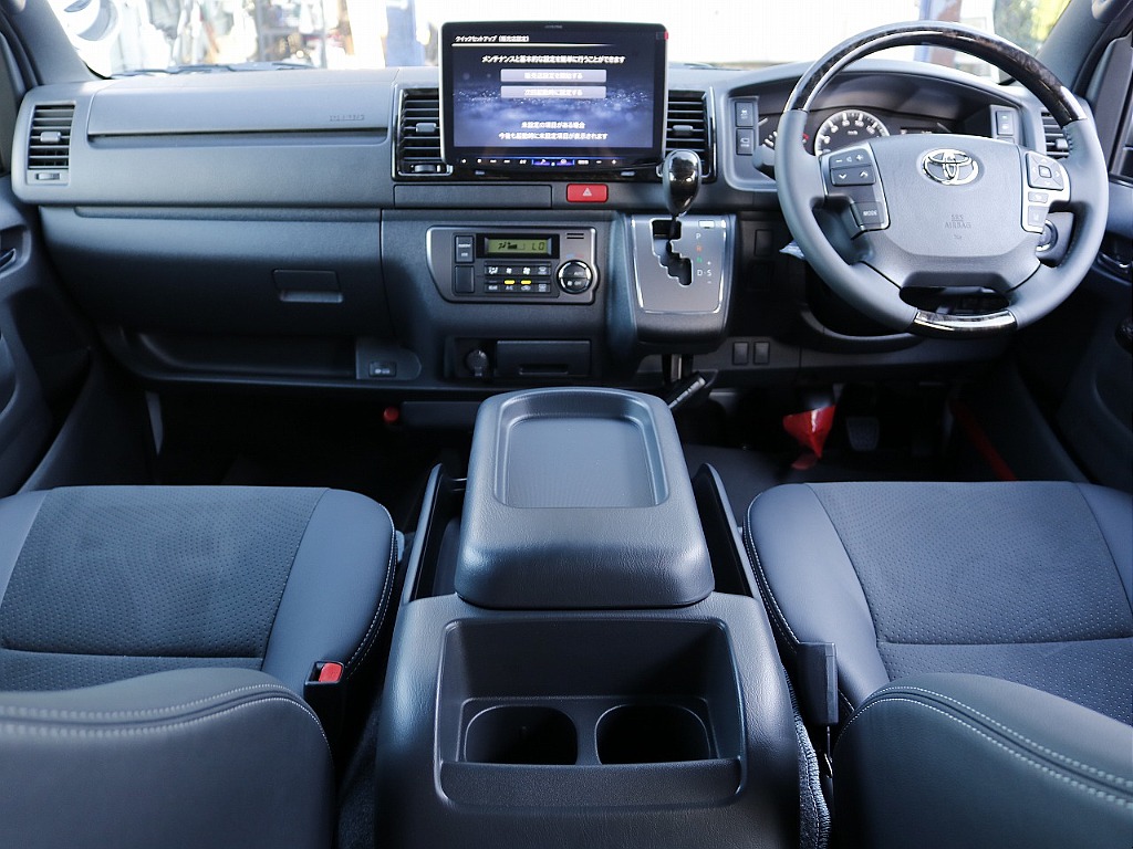 運転席周り☆　ダークプライムⅡ専用内装であるウッドパネル、ステアリング、シフトノブ装備！ 高級感のある内装です♪