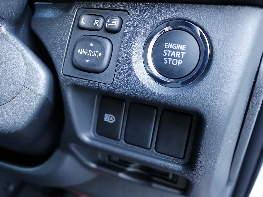 プッシュスタート装備車両☆ スマートキーも標準装備のため、鍵の開け閉め、エンジン始動も楽々です♪