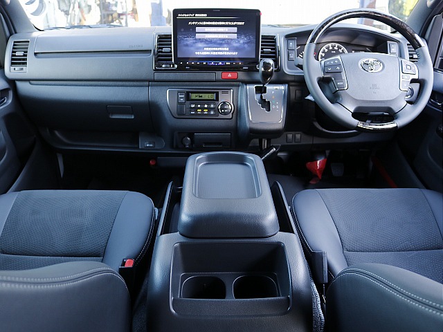 運転席周り☆　ダークプライムⅡ専用内装であるウッドパネル、ステアリング、シフトノブ装備！ 高級感のある内装です♪