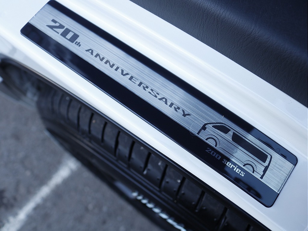 新型ハイエースに装着されている20周年記念スカッフプレート☆ 限定部品がついていると特別な感覚になりますね♪