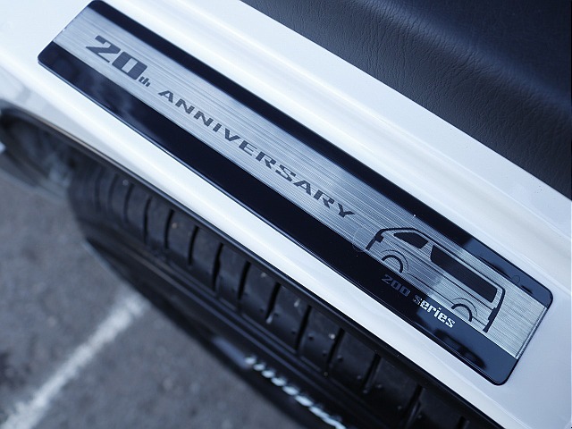 新型ハイエースに装着されている20周年記念スカッフプレート☆ 限定部品がついていると特別な感覚になりますね♪