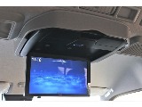 12.8インチフリップダウンモニターを装備します！後席の方も大画面で映像をご覧いただけます！