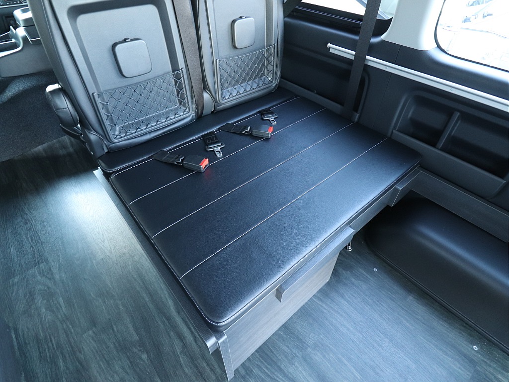 後ろ向き二人掛けシート！