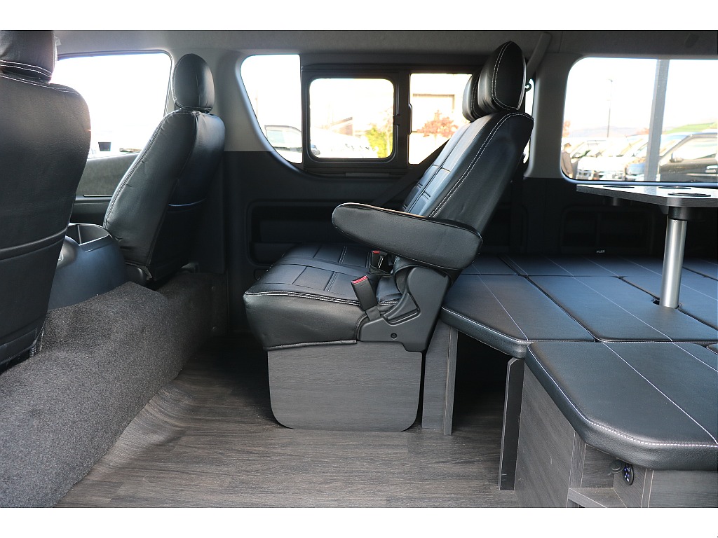 2列目足元も広々！