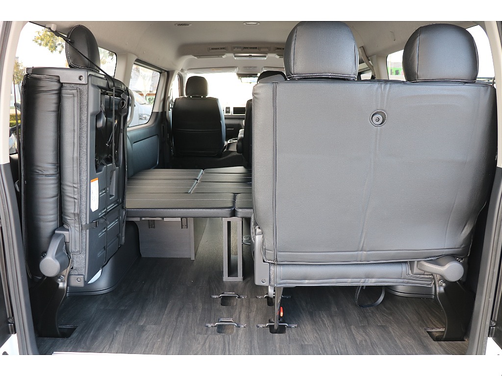 4列目シートは跳ね上げも可能！