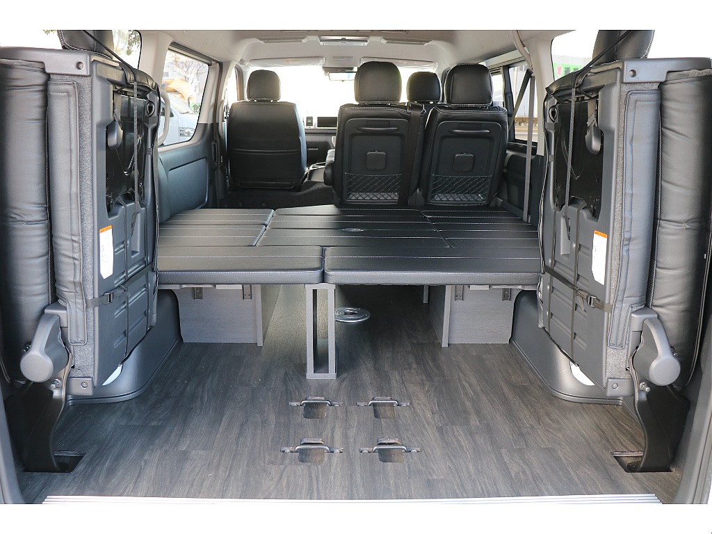 4列目シートは跳ね上げも可能！