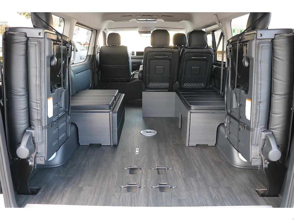 4列目シートは跳ね上げも可能！