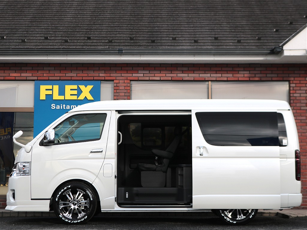 大人2名も同時に乗降が可能な広々スライドドア☆