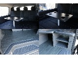 リア全面床張り施工済み、専用ポール式テーブルも装備！！