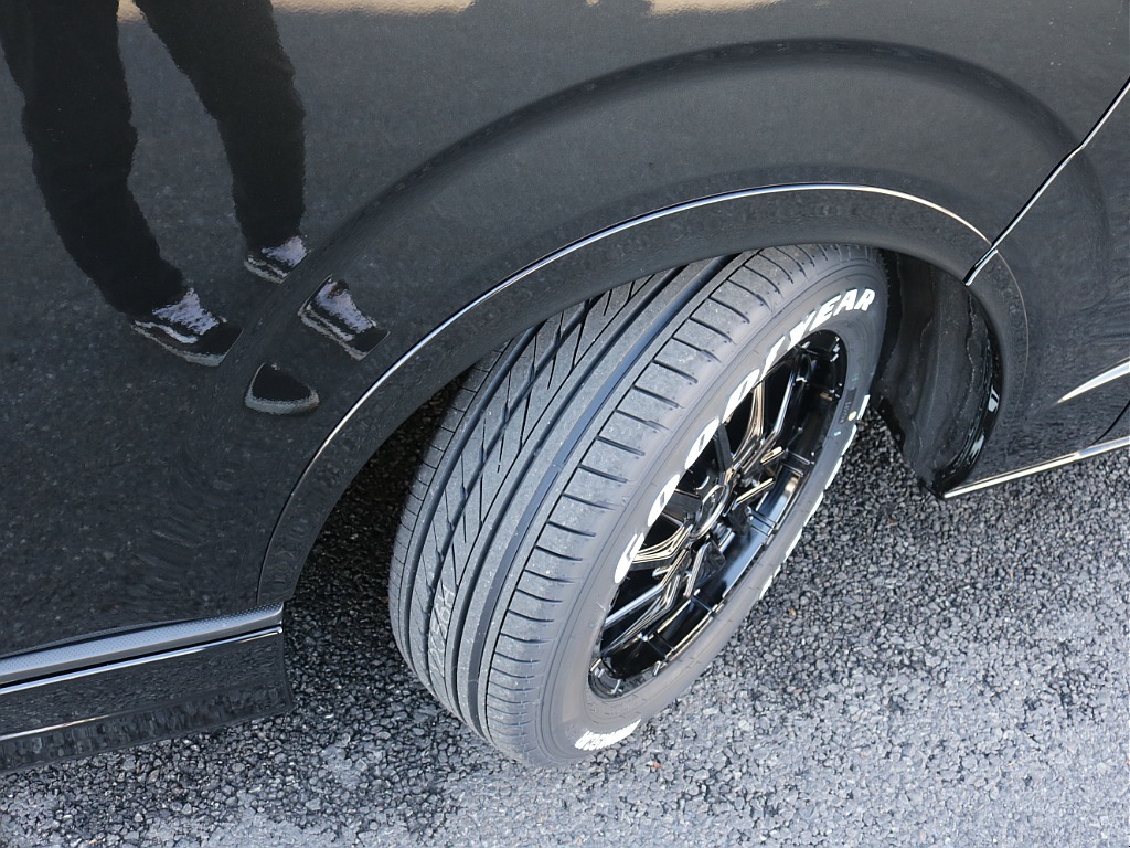 新車ハイエースワゴンＧＬリラクシングシートアレンジ施工済み大画面アルパインツインナビパッケージ装備！オリジナルフロントスポイラーオリジナル１７インチアルミ１．５インチダウンオーバーフェンダーテール装備