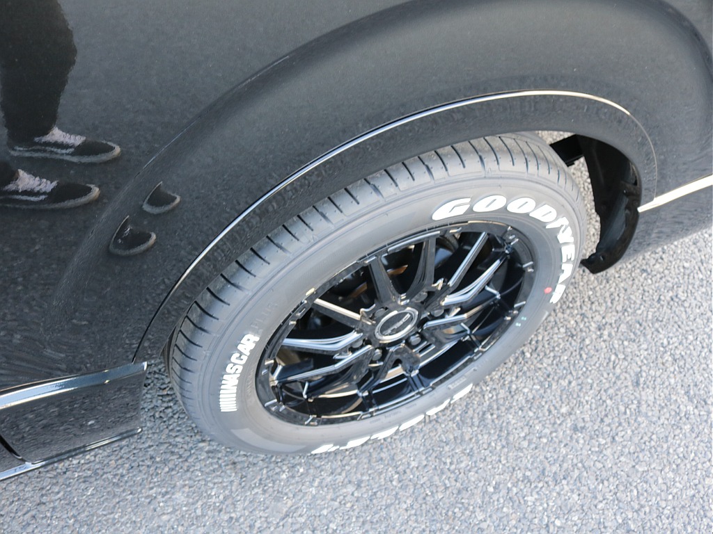 新車ハイエースワゴンＧＬリラクシングシートアレンジ施工済み大画面アルパインツインナビパッケージ装備！オリジナルフロントスポイラーオリジナル１７インチアルミ１．５インチダウンオーバーフェンダーテール装備