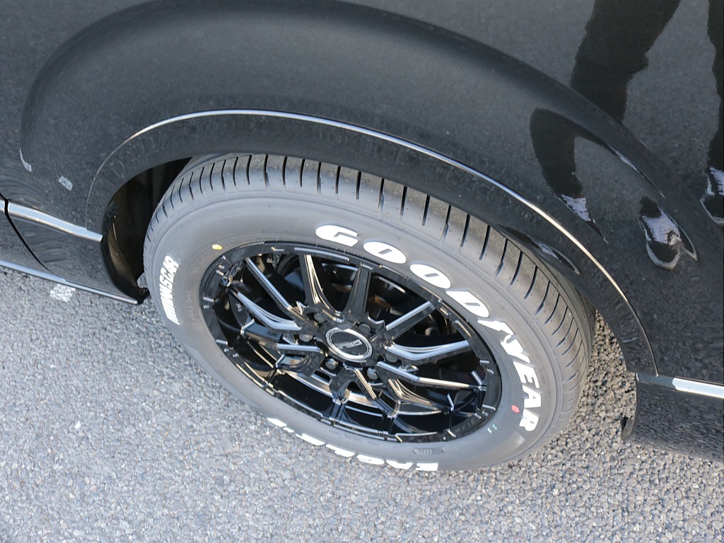 新車ハイエースワゴンＧＬリラクシングシートアレンジ施工済み大画面アルパインツインナビパッケージ装備！オリジナルフロントスポイラーオリジナル１７インチアルミ１．５インチダウンオーバーフェンダーテール装備