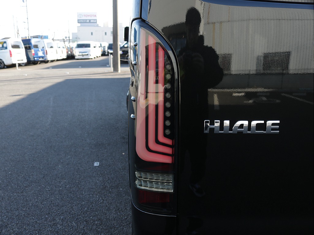 新車ハイエースワゴンＧＬリラクシングシートアレンジ施工済み大画面アルパインツインナビパッケージ装備！オリジナルフロントスポイラーオリジナル１７インチアルミ１．５インチダウンオーバーフェンダーテール装備